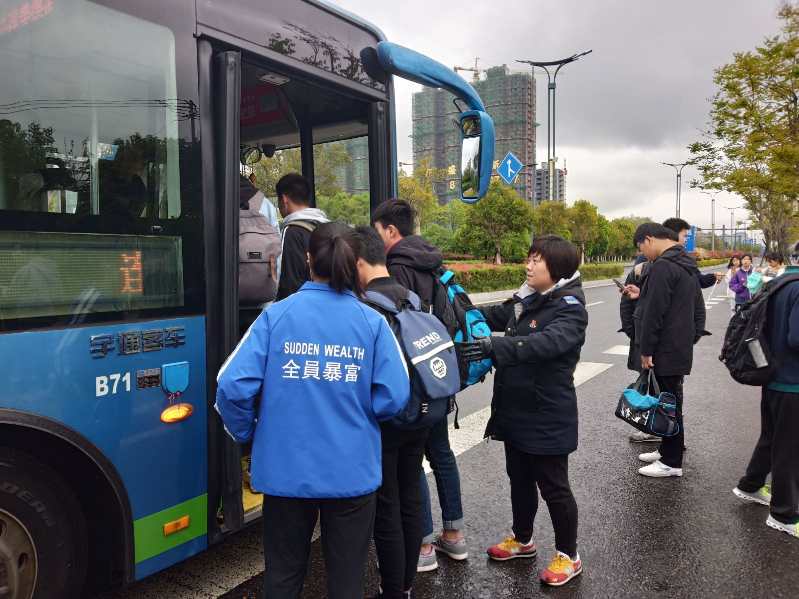 公交集團公交事業一部全力做好“五一”節前大學城學生流疏導工作